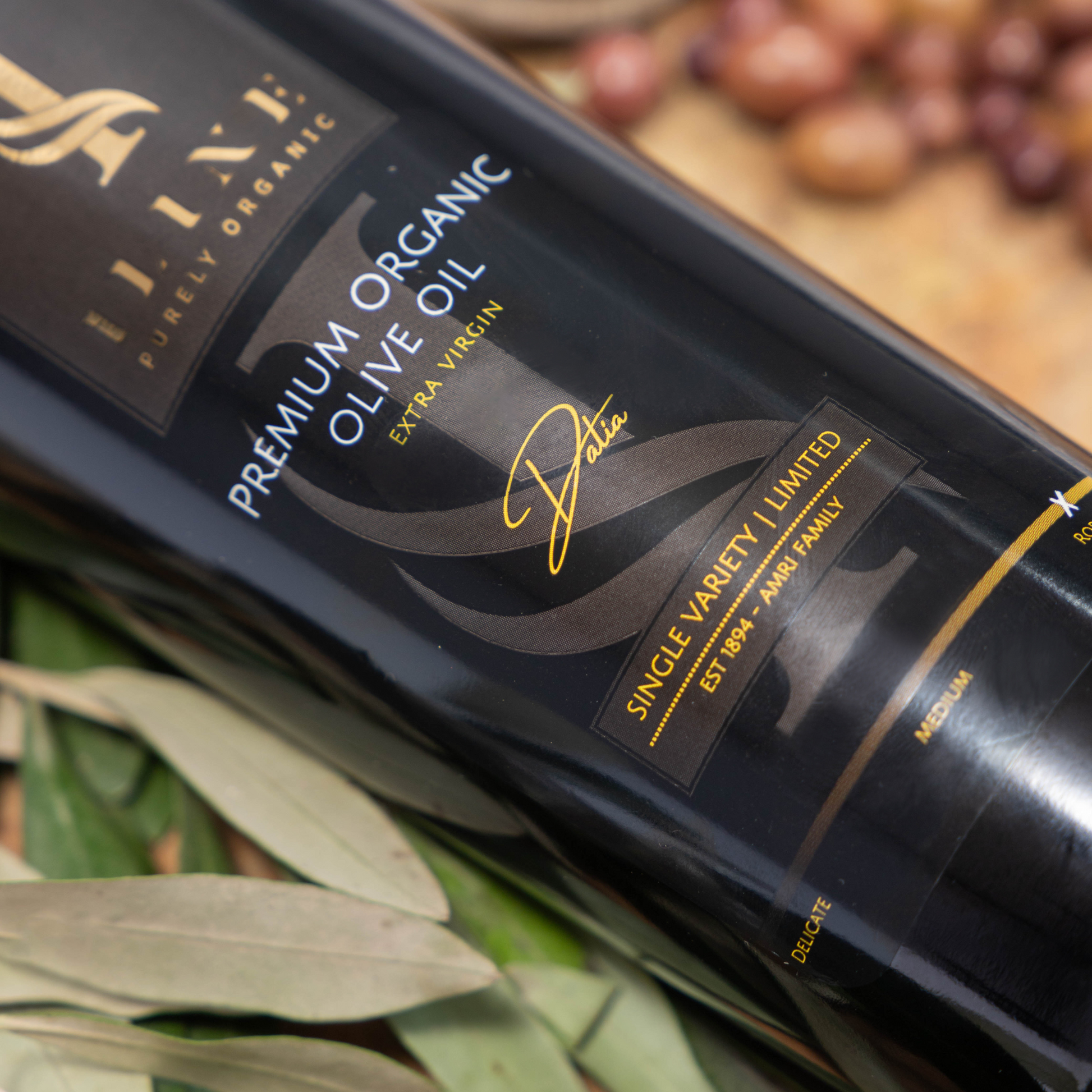 Iline Organic native Extra Bio-Olivenöl in einer edlen, dunklen 500 ml Glasflasche. Olivenölvariante Dalia (robust) mit fruchtigem, intensivem und charakterstarkem Aroma.