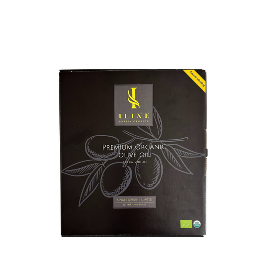 Geschlossene schwarze Iline Geschenkbox mit Olivenzweig-Zeichnung auf weissem Hintergrund.