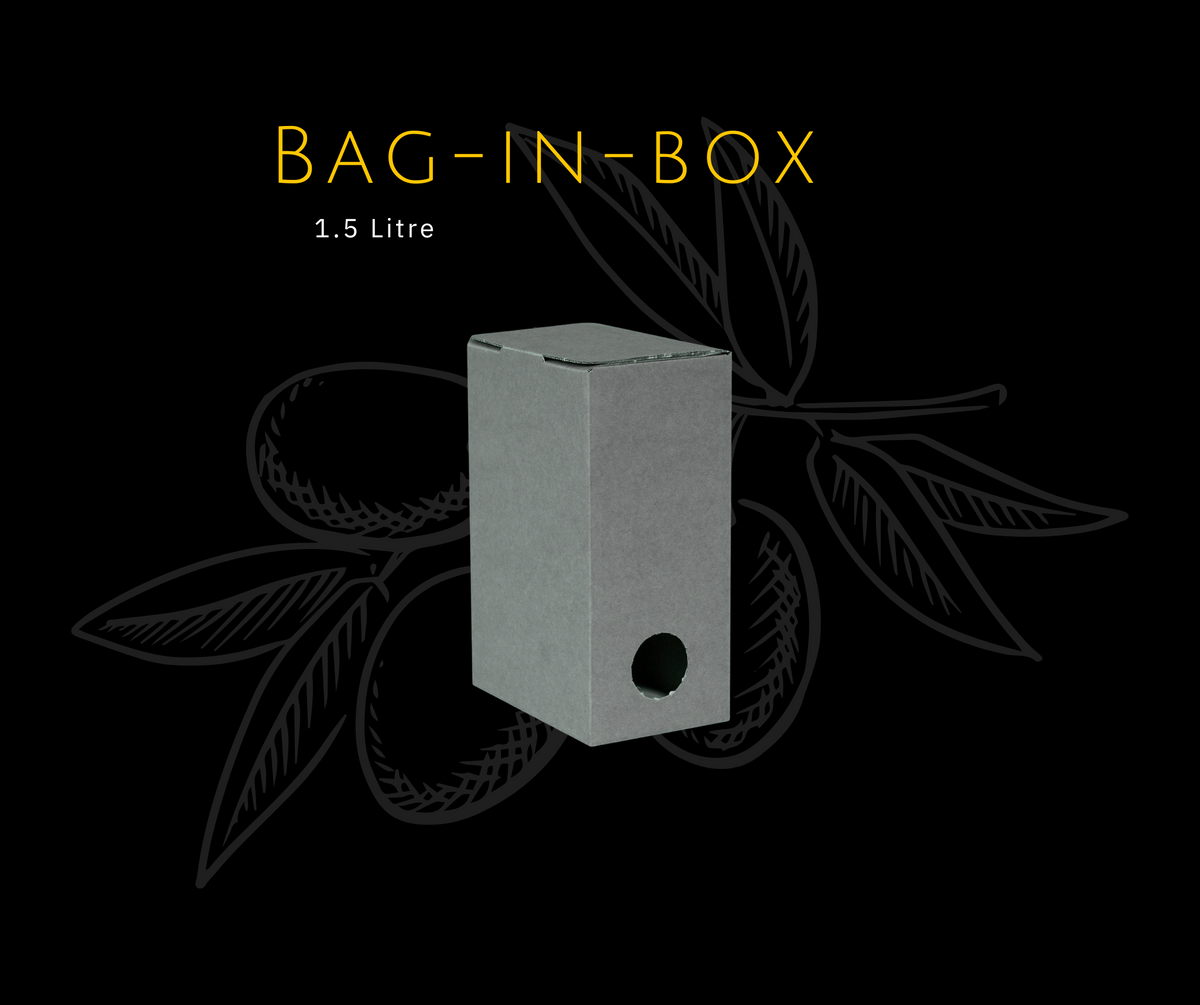 Unbedruckter hoher Bag-in-Box-Karton mit runder Auslauföffnung; Beschriftung 1.5 Litre.