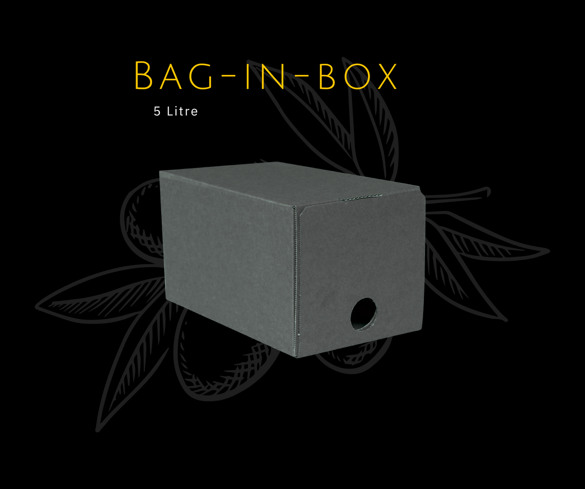 Unbedruckter Bag-in-Box-Karton mit runder Auslauföffnung; Beschriftung 5 Litre.