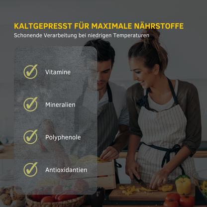 Küchenfoto mit gemeinsam kochendem Paar; deutscher Text zur Kaltpressung mit Vitamine Mineralien Polyphenole Antioxidantien.